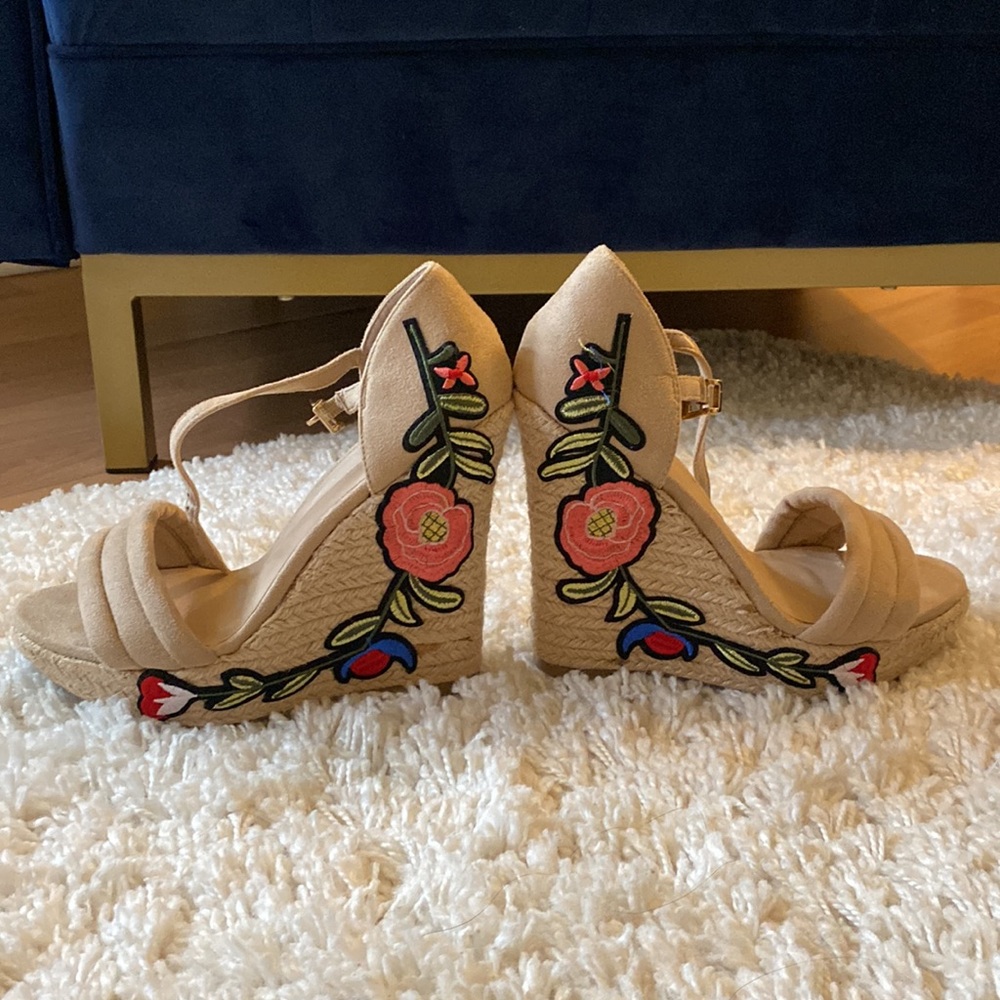 Embroidered wedge heels 🌺 - Picture 2 of 7